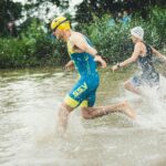 Persone che corrono in acqua