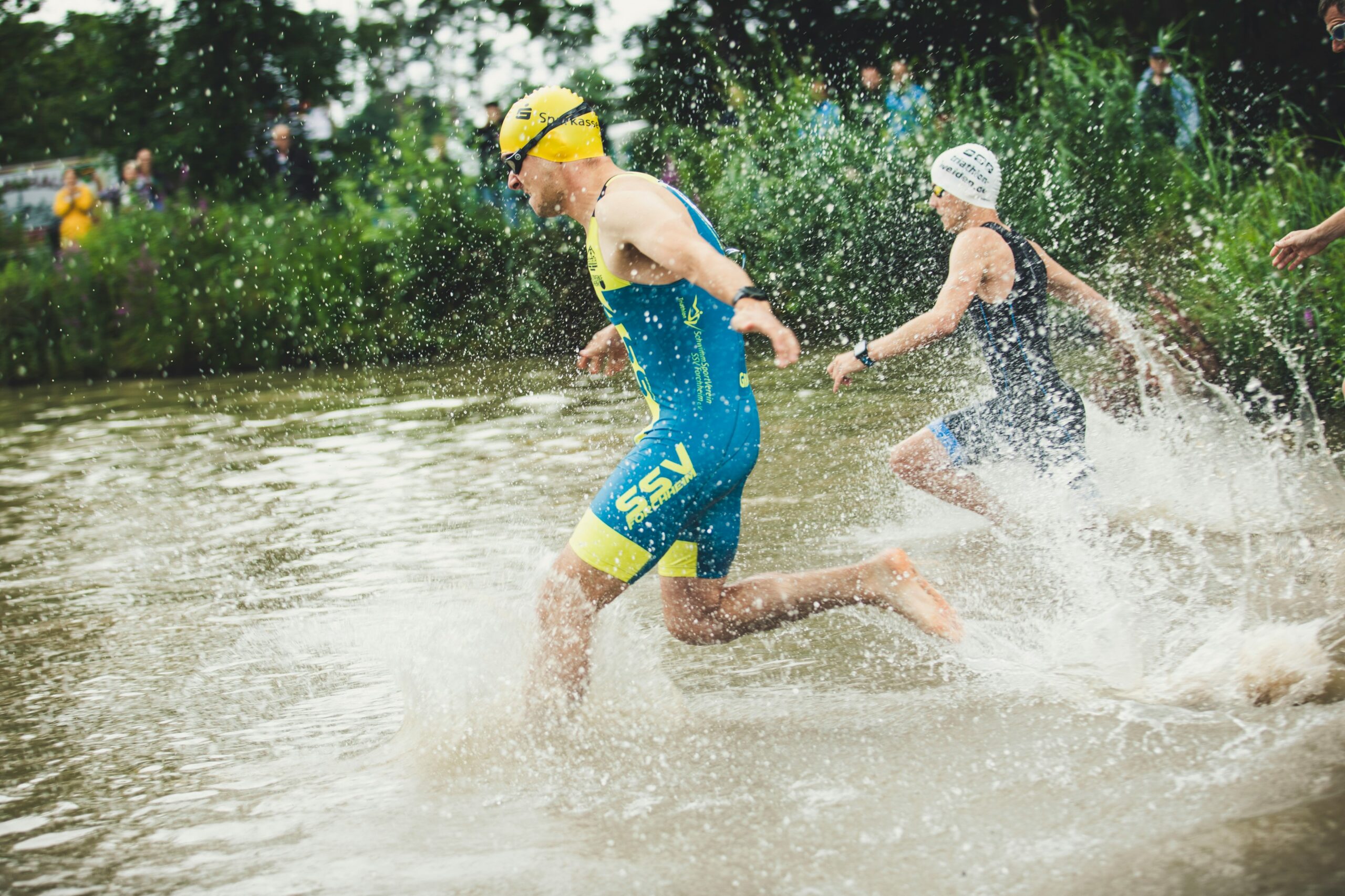 Persone che corrono in acqua