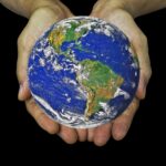 due mani che tengono il pianeta terra