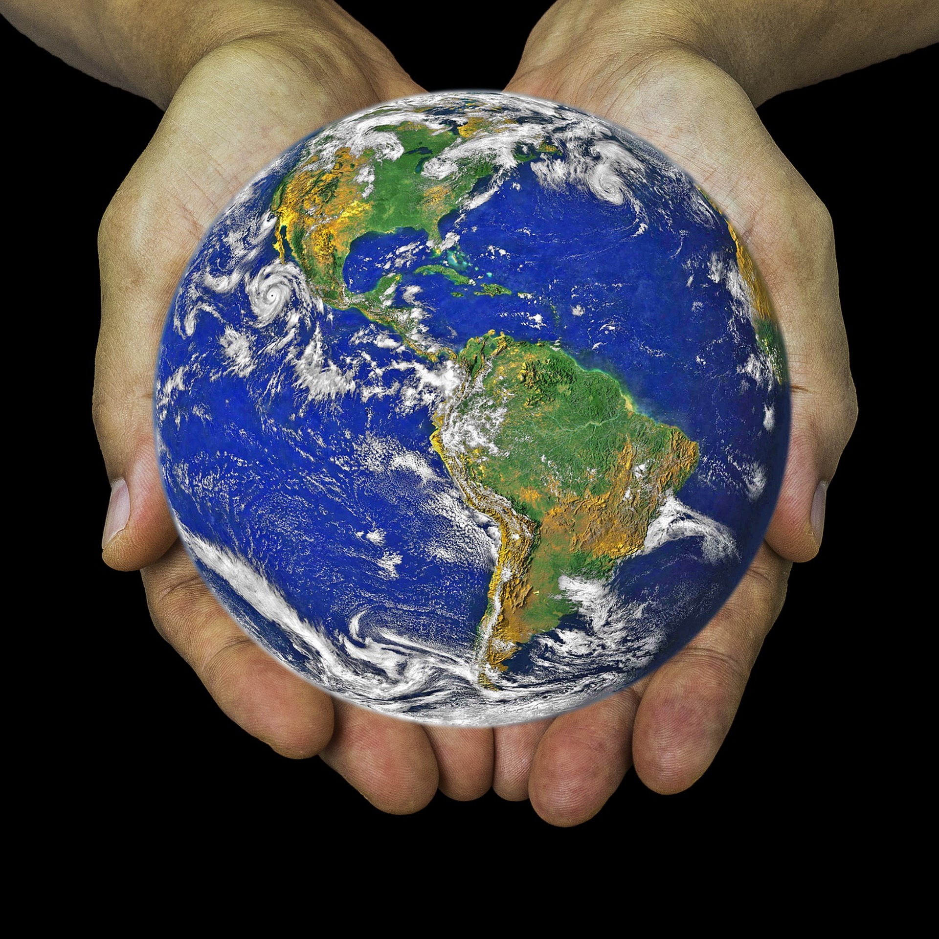 due mani che tengono il pianeta terra