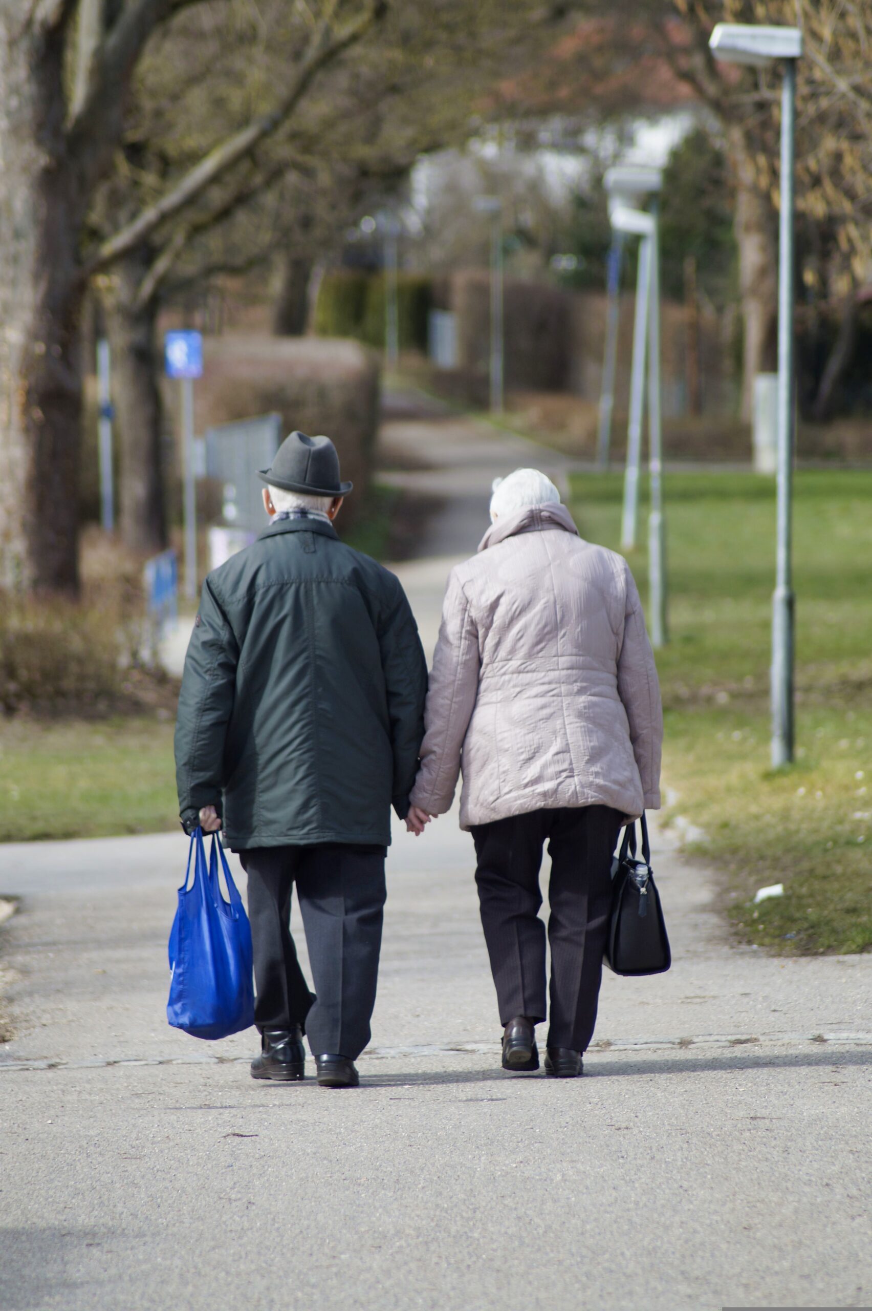 anziani a passeggio