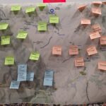 una mappa geografica della zona interna con attaccati alcuni post it