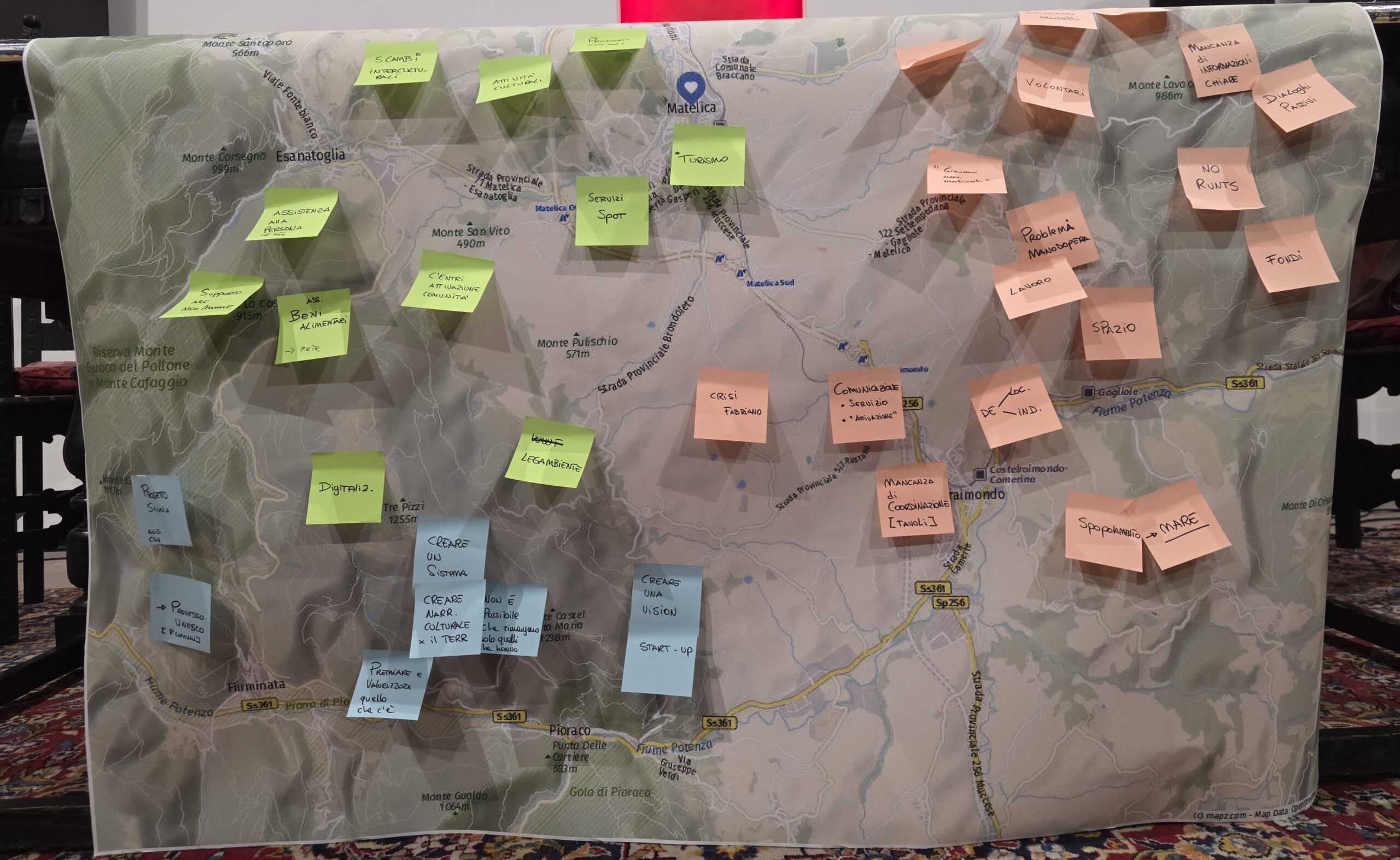 una mappa geografica della zona interna con attaccati alcuni post it