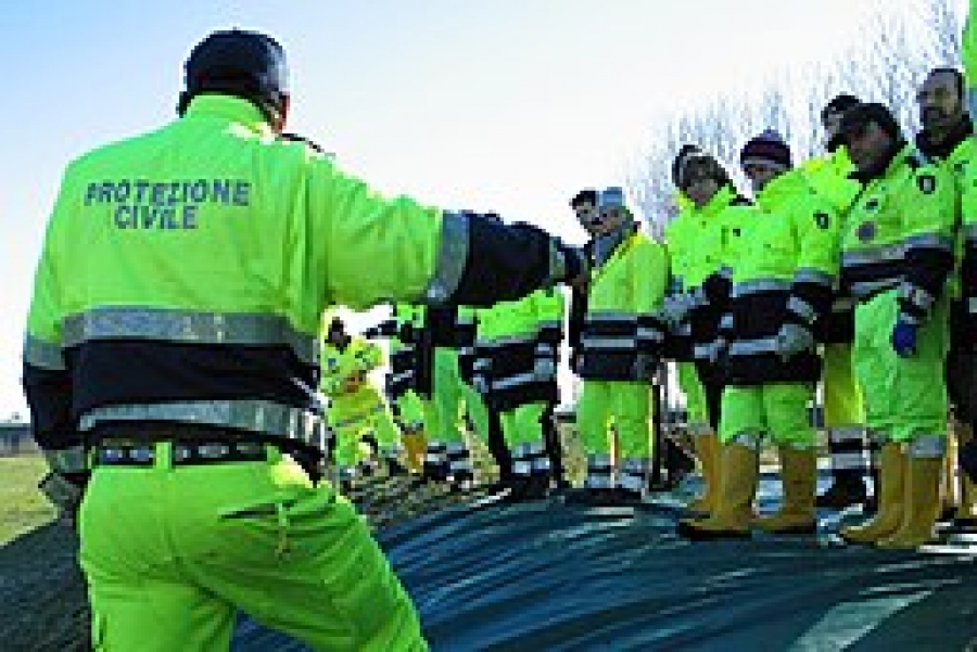 Un gruppo di presone con la tuta della Protezione civile