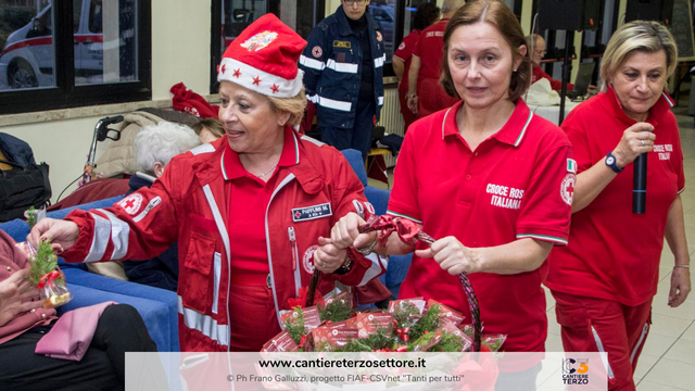 Donne ad un banchetto natalizio