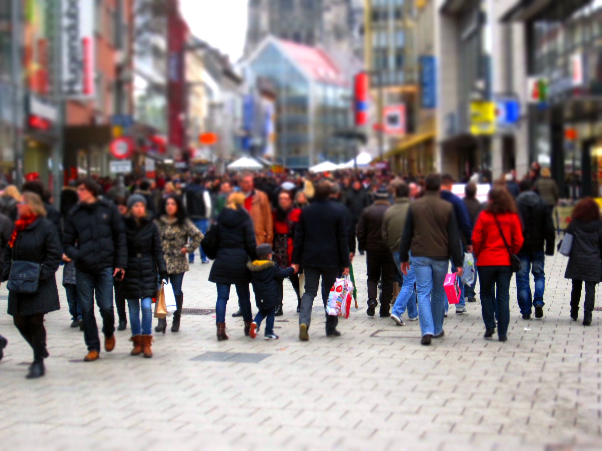 una via cittadina con persone