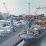 Una nave attravvata a una bambina con container