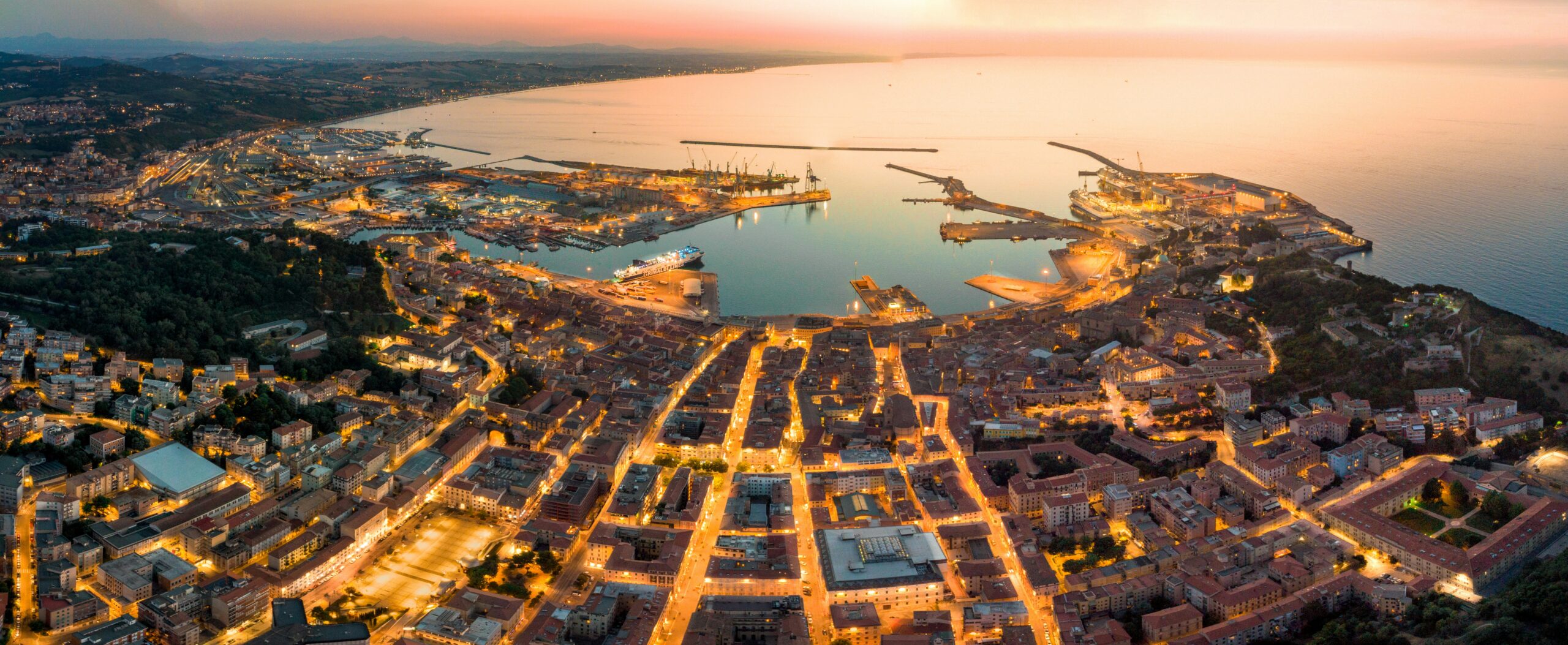 Venerdì 5 giugno, all’Auditorium del Museo Archeologico Nazionale delle Marche, Francesco De Melis e Valerio Cuccaroni raccontano il rapporto tra la città, l’Adriatico e la memoria sonora della cultura marinara