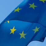 una bandiera europea che sventola su un'asta