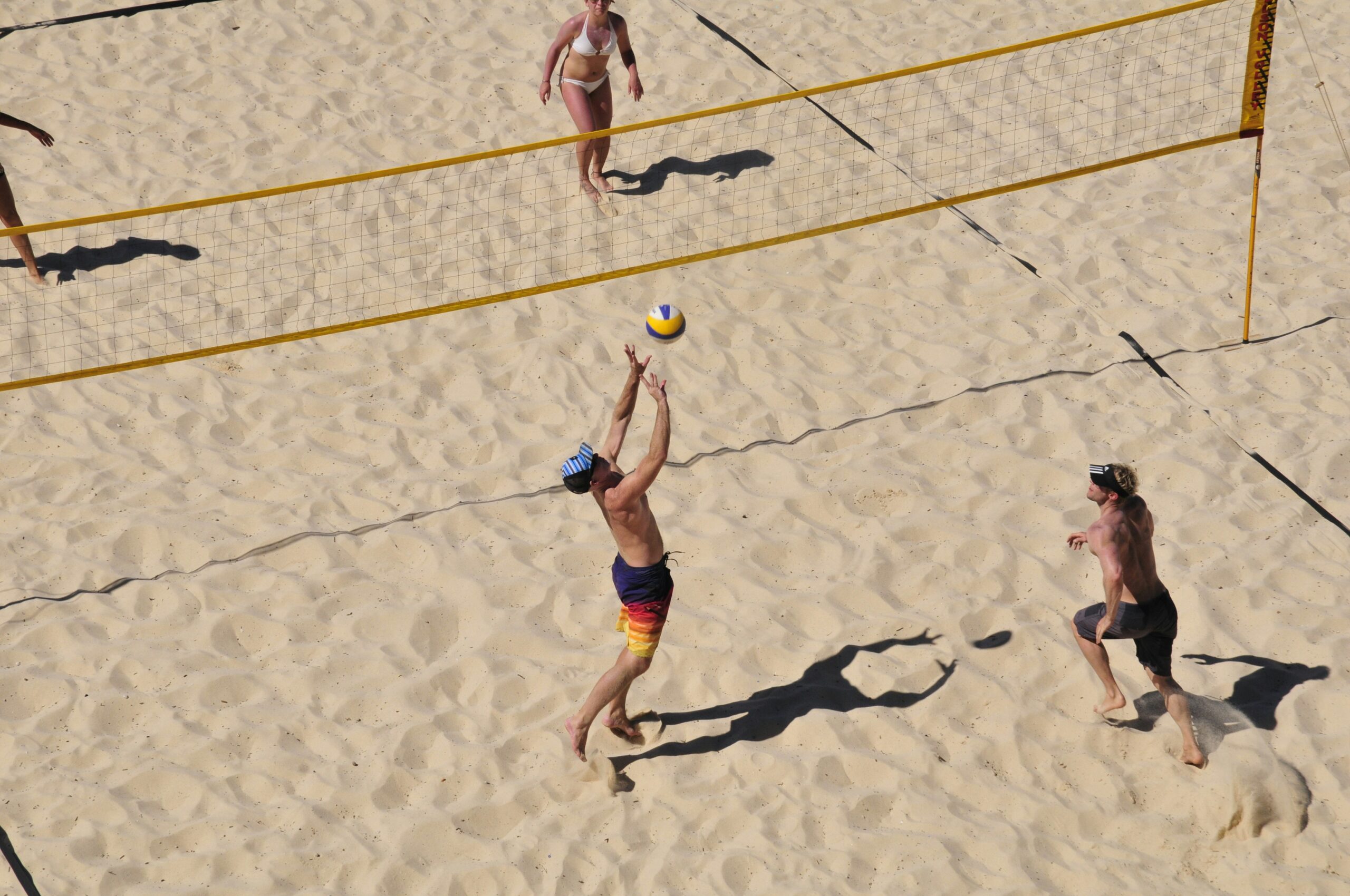 Una partita di beach vollley