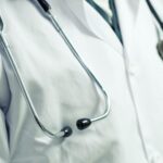 immagine di uno medico in camice con stetoscopio