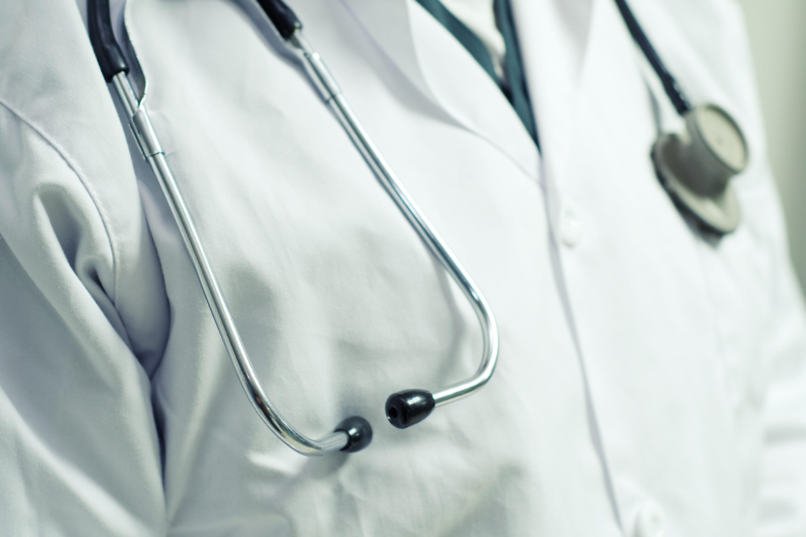 immagine di uno medico in camice con stetoscopio