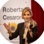 Una donna che parla al microfono