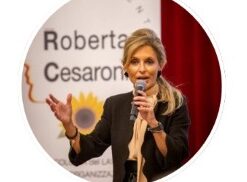 Una donna che parla al microfono