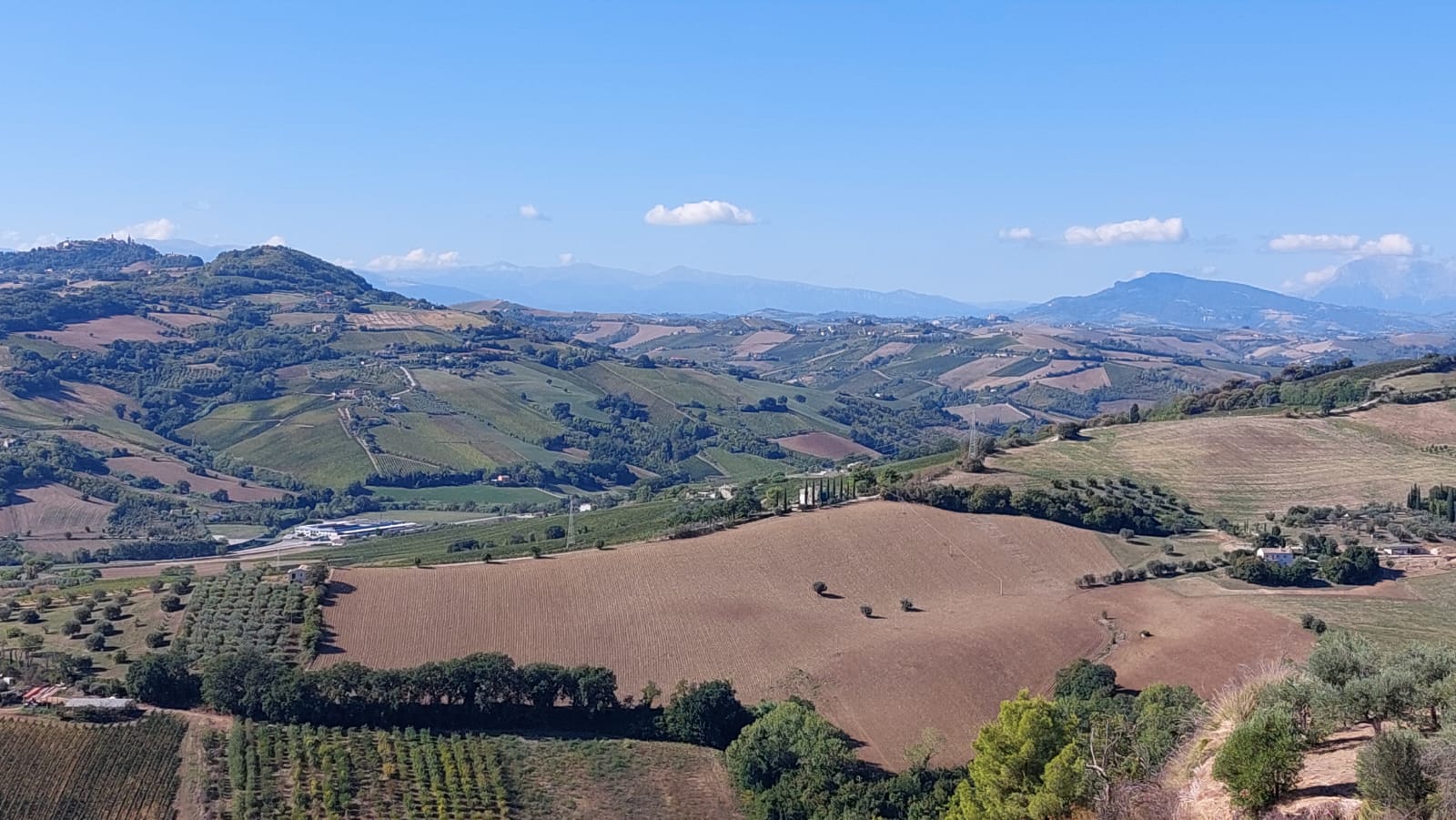 un panorama di aree interne marchigiane dell'ascolano