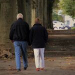 anziani a passeggio