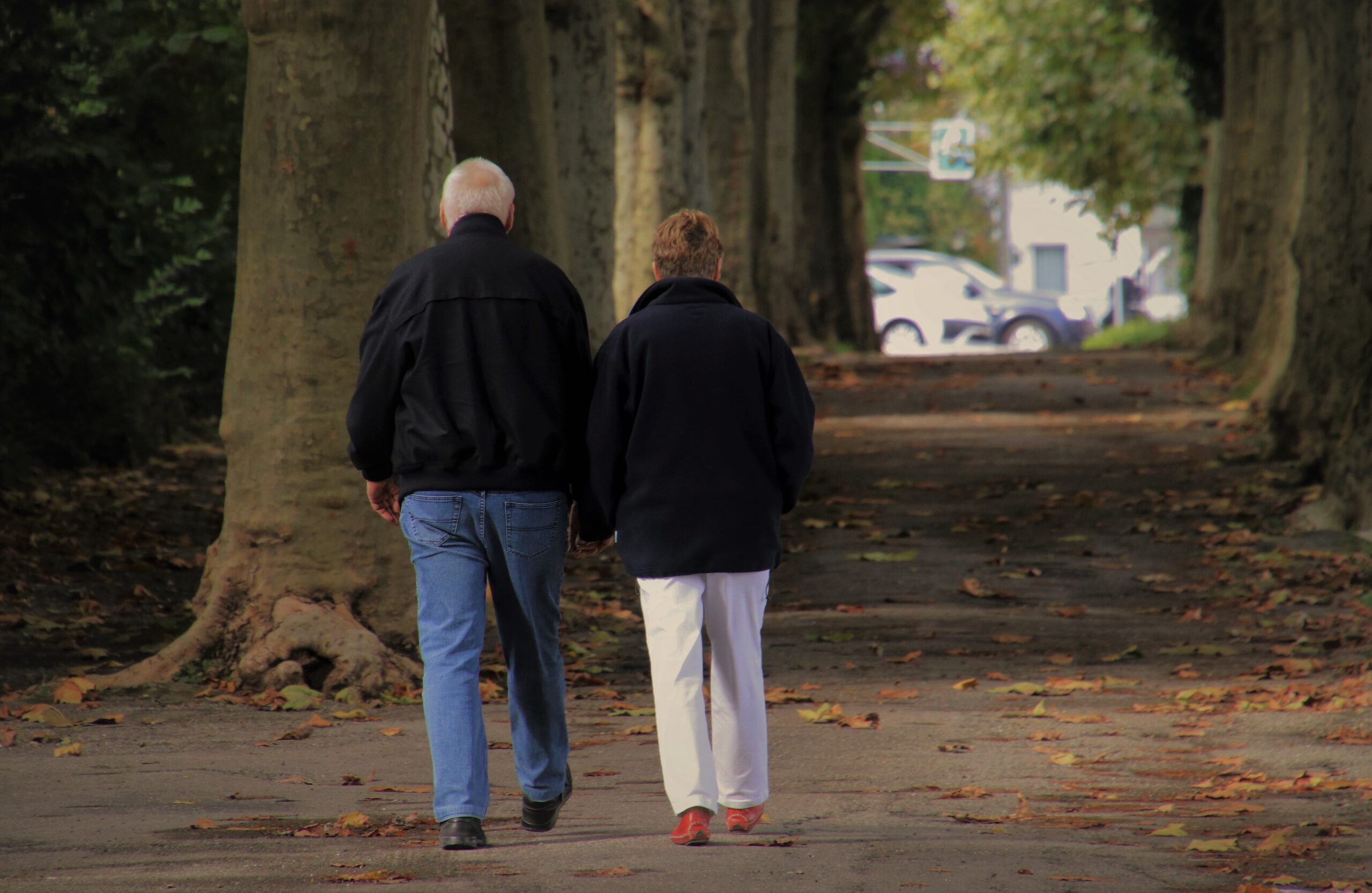 anziani a passeggio