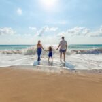 famiglia in riva al mare
