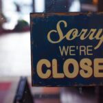 un cartello con la scritta "Sorry we're closed"