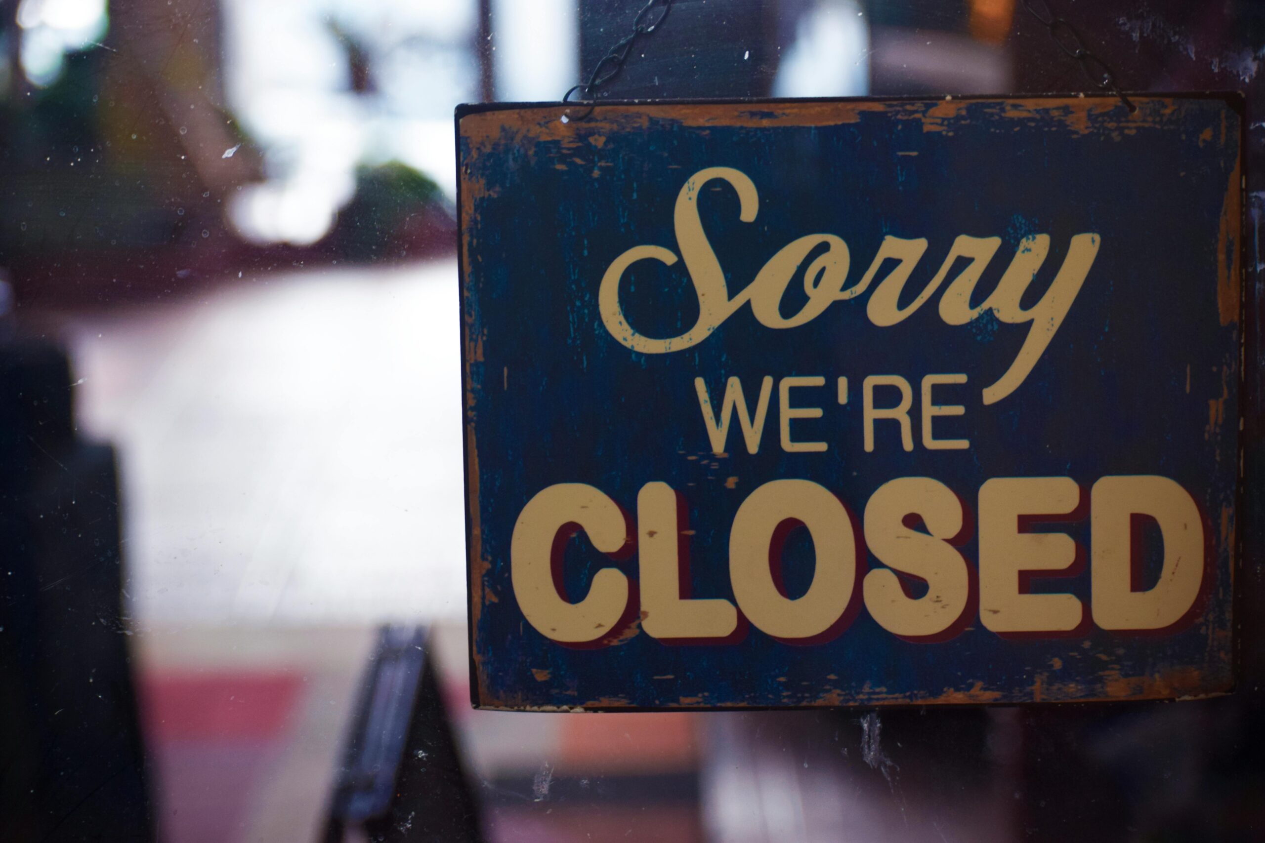 un cartello con la scritta "Sorry we're closed"