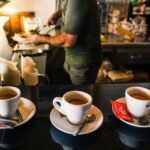 Un barista in un caffè che prepara l'espresso