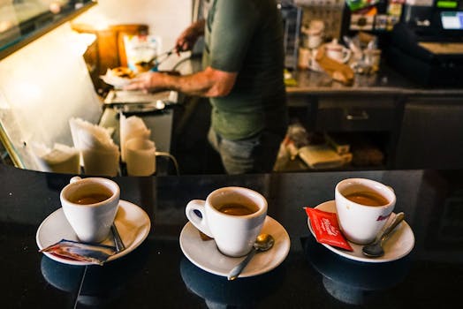 Un barista in un caffè che prepara l'espresso