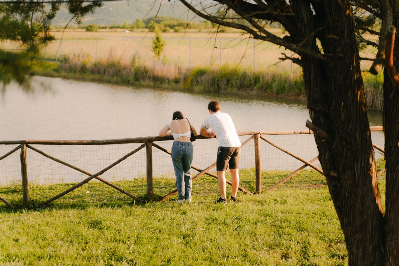 Una coppia che guarda un lago