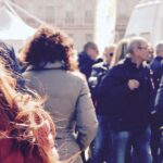 Persone che camminano per strada