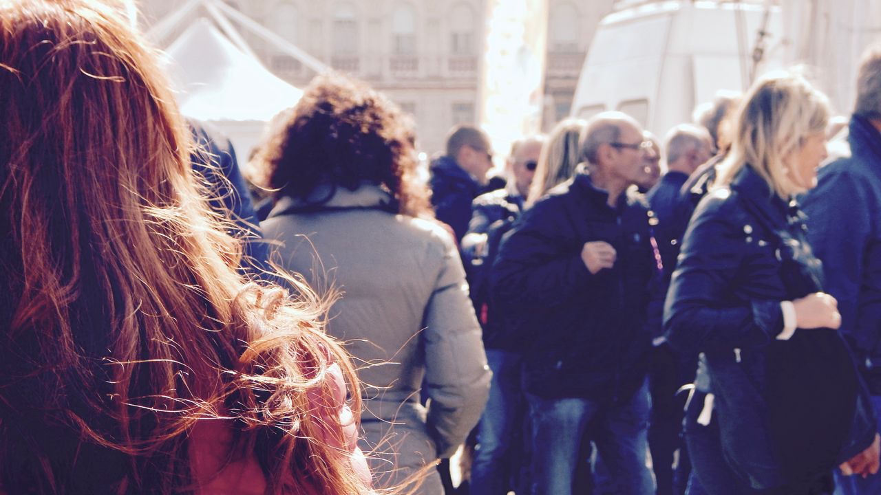 Persone che camminano per strada