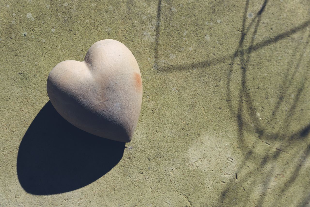 Un sasso a forma di cuore stilizzato