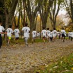 Un gruppo di persone corrono al parco.