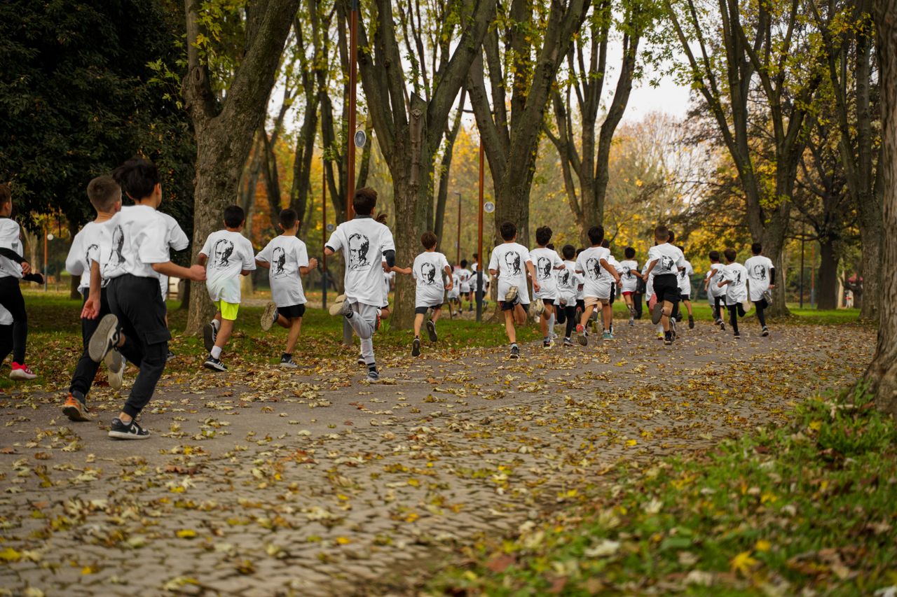 Un gruppo di persone corrono al parco.