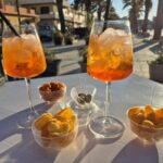 Un tavolo apparecchiato con due bicchieri e qualche stuzzichino