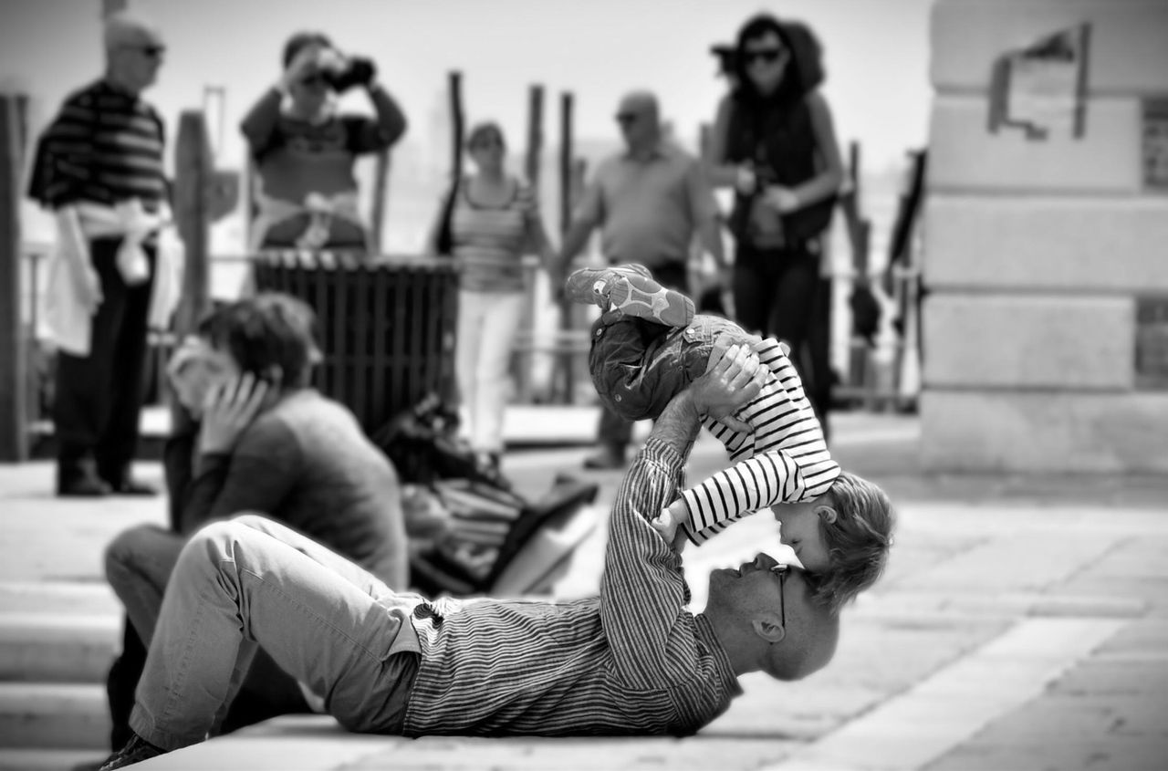 Un uomo gioca con un bambino