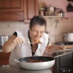 Un donna che cucina