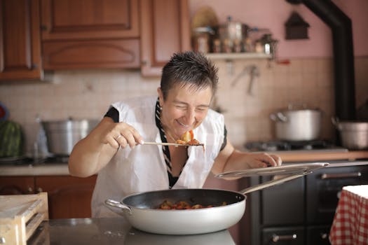 Un donna che cucina