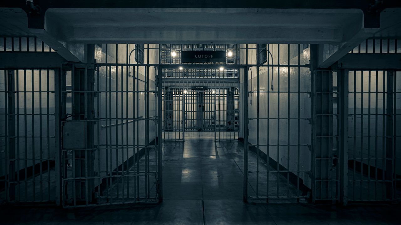 Corridoio con delle sbarre, visuale di un carcere