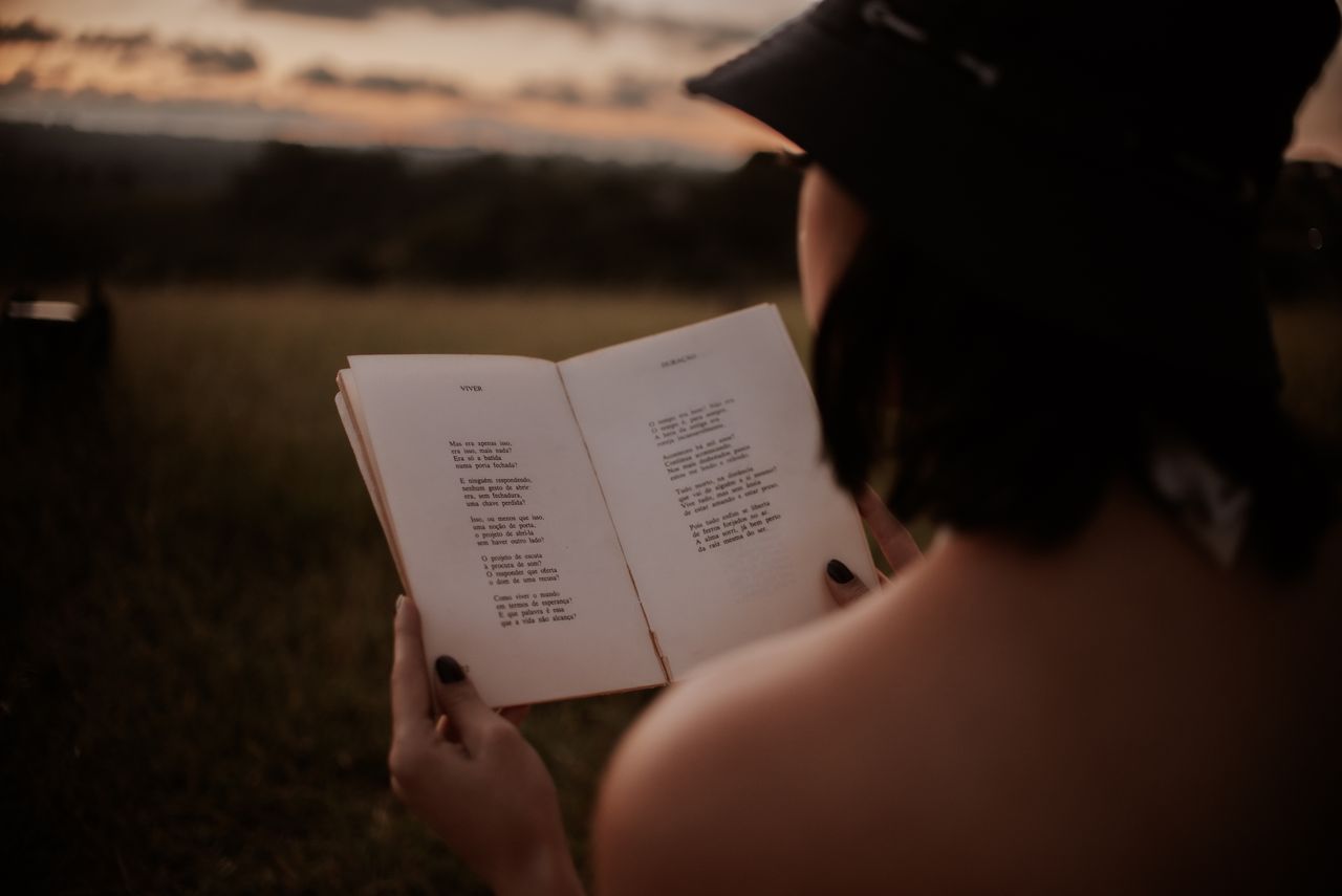 Una persona legge un libro di poesie