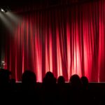 Un siaprio ancora chiuso in un teatro.