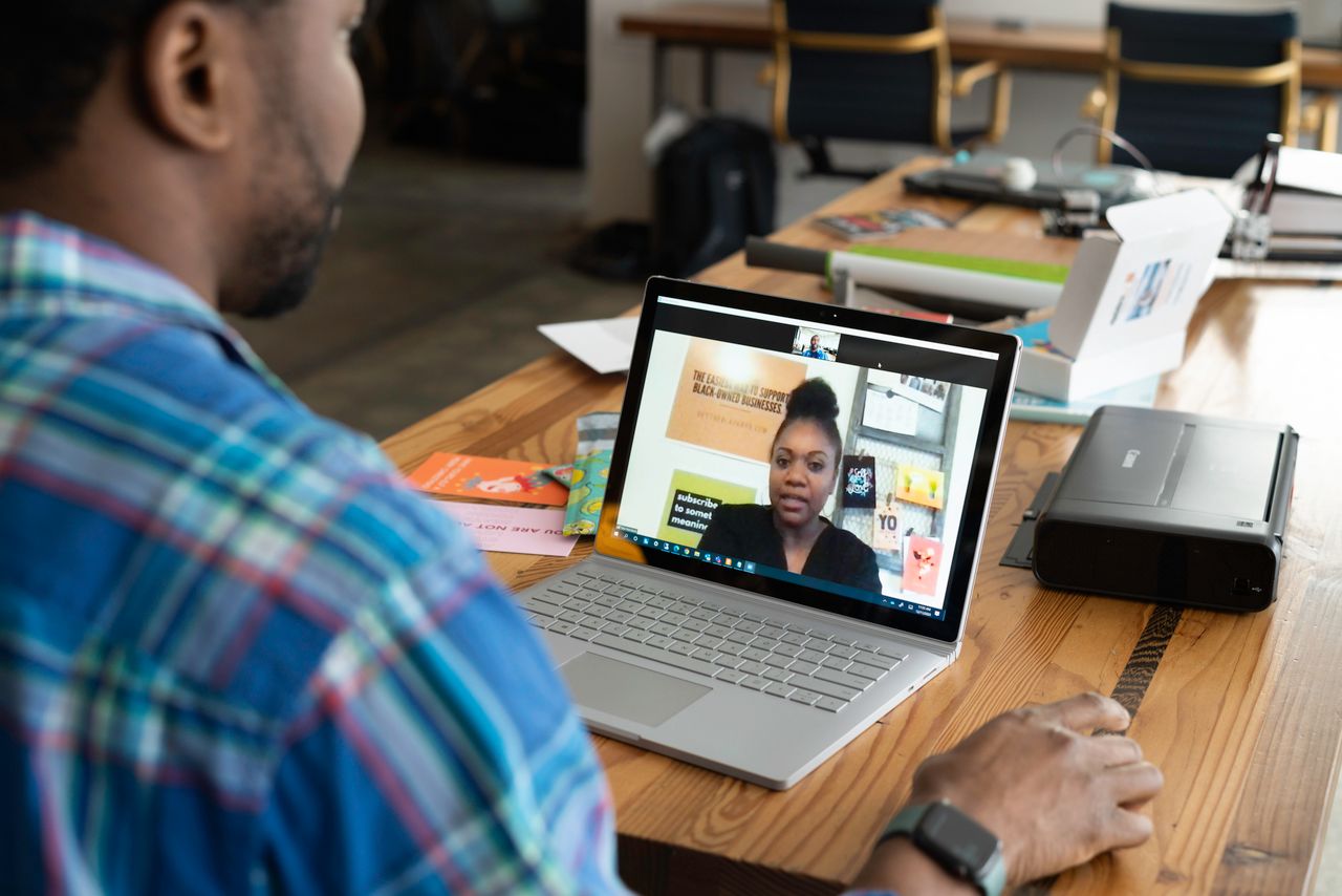Una persona durante un webinar al computer