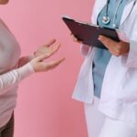 Una paziente consulta un medico
