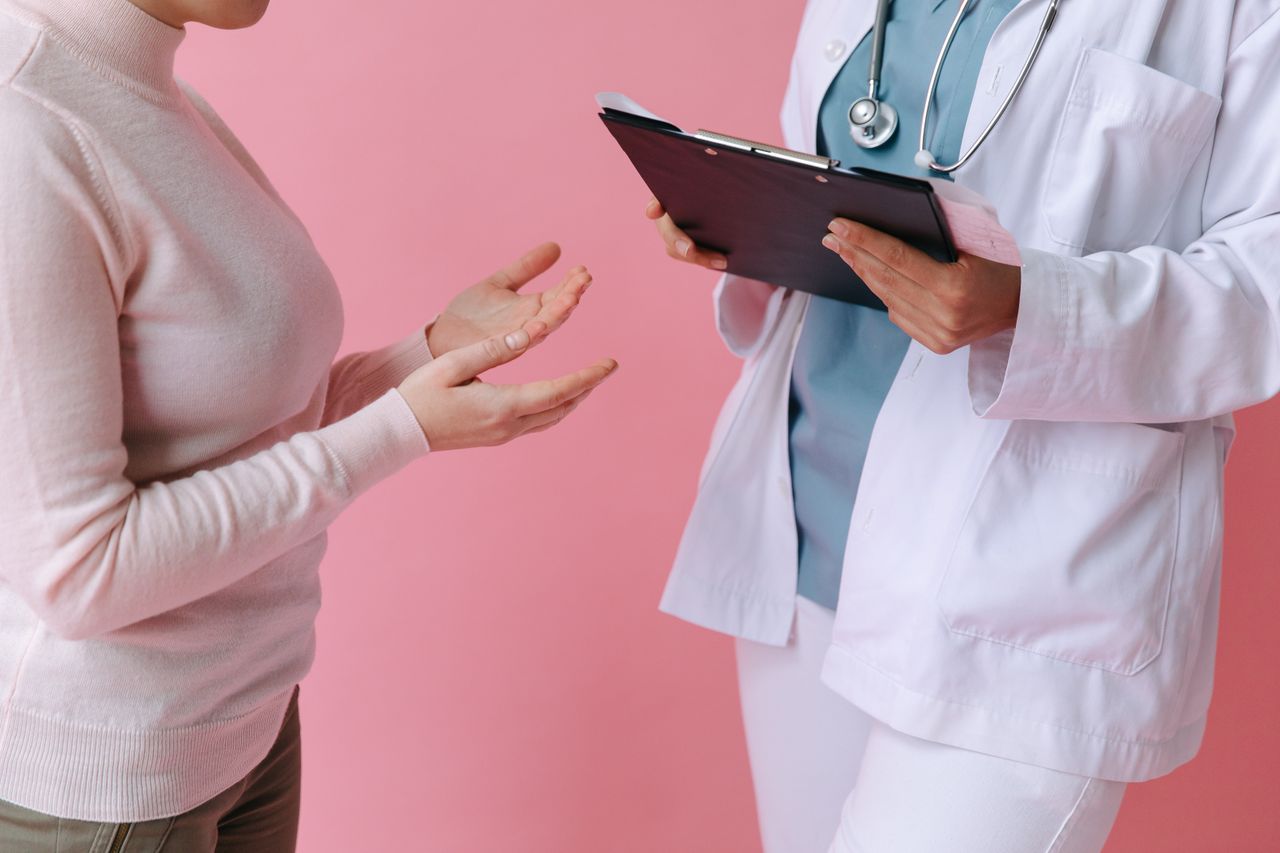 Una paziente consulta un medico