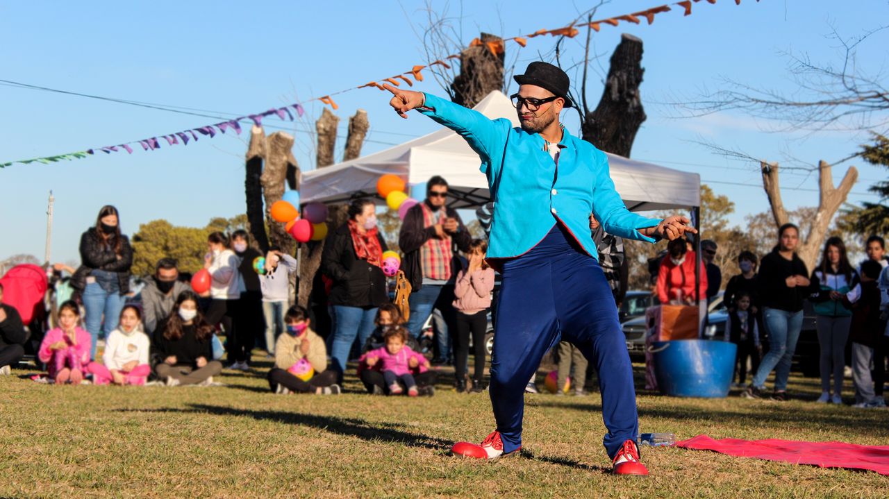 Energetic street performer captivates audience at an outdoor festival in Buenos Aires, Argentina.