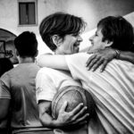 Un abbraccio tra due persone