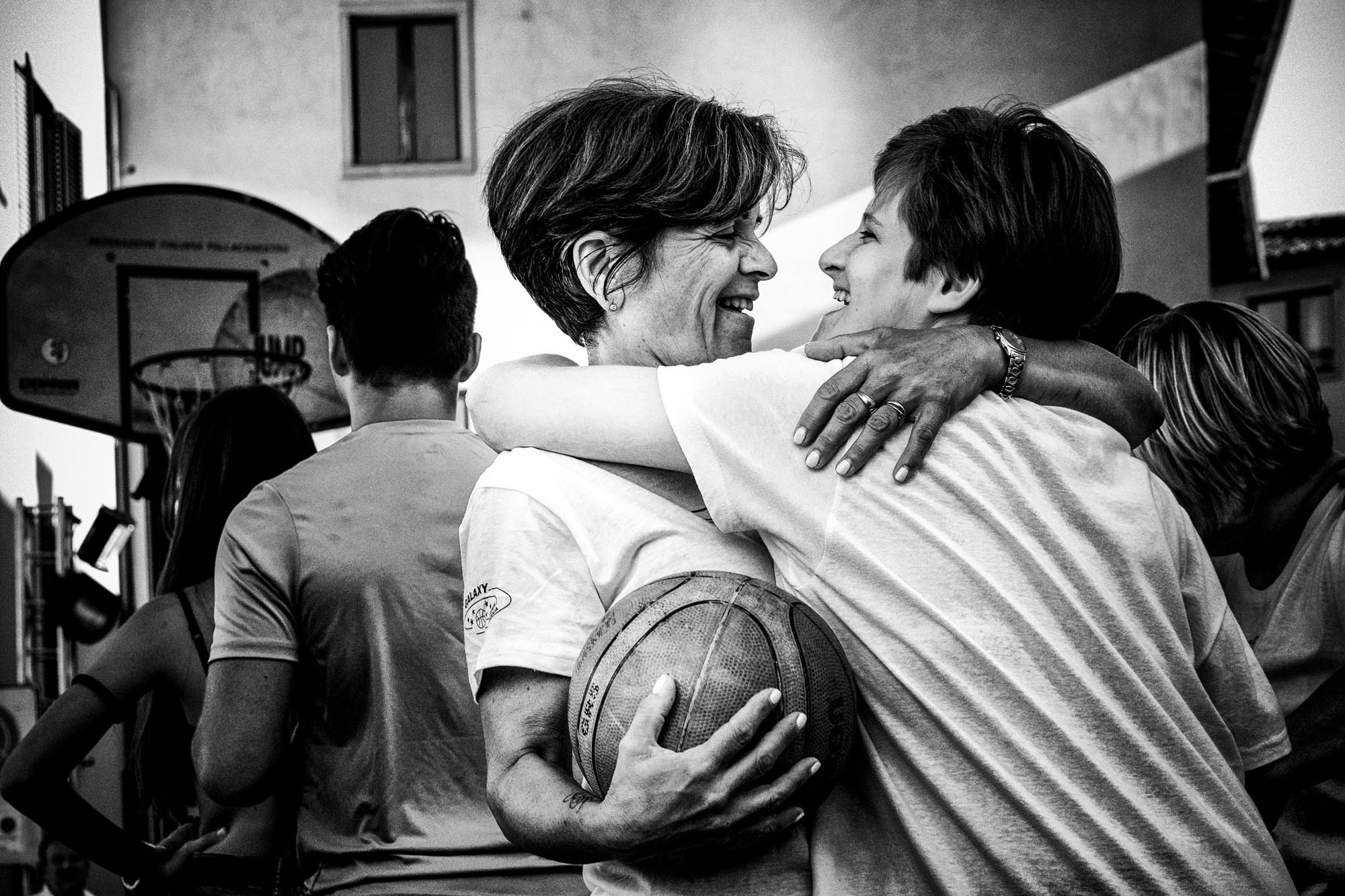 Un abbraccio tra due persone