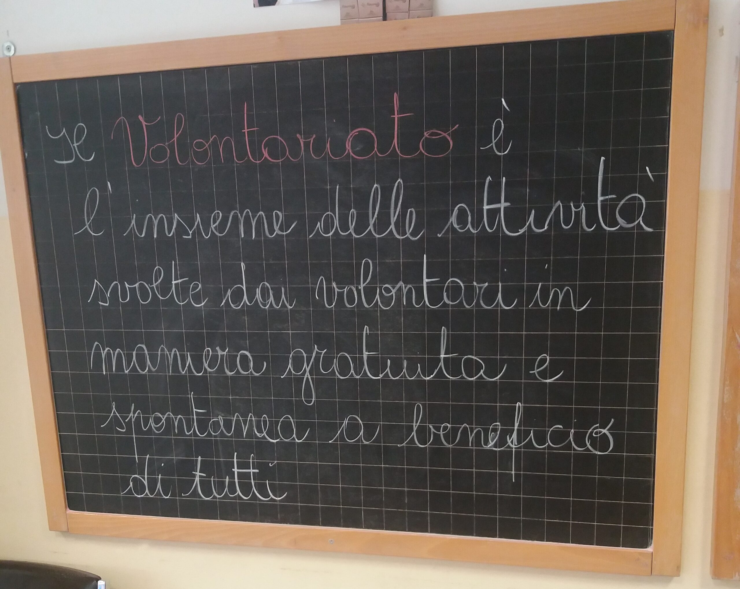 una lavagna da scuola con una breve frase scritto a gessetto