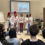 un gruppo di clown dottori fa animazione in una classe del liceo