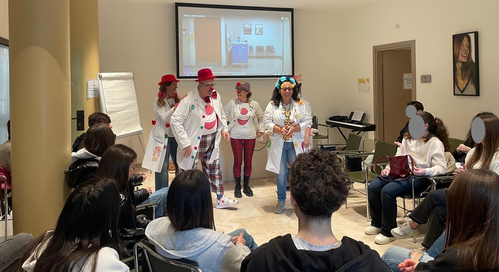 un gruppo di clown dottori fa animazione in una classe del liceo