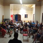 Stanza stipata di persone