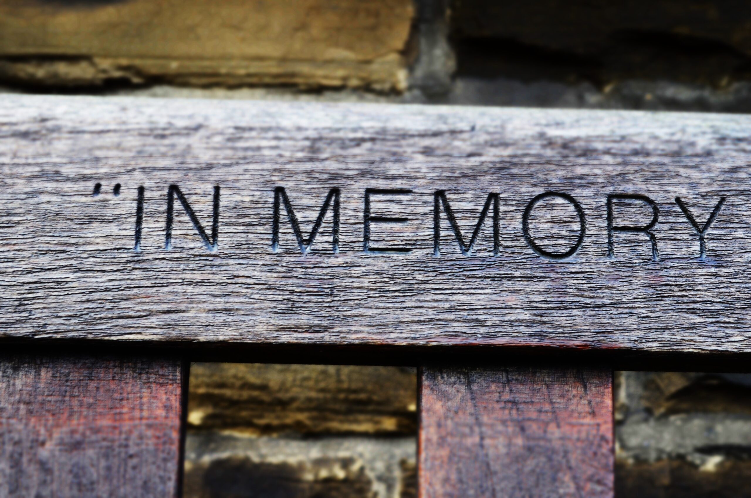 La scritta "In memory" su un asse di legno